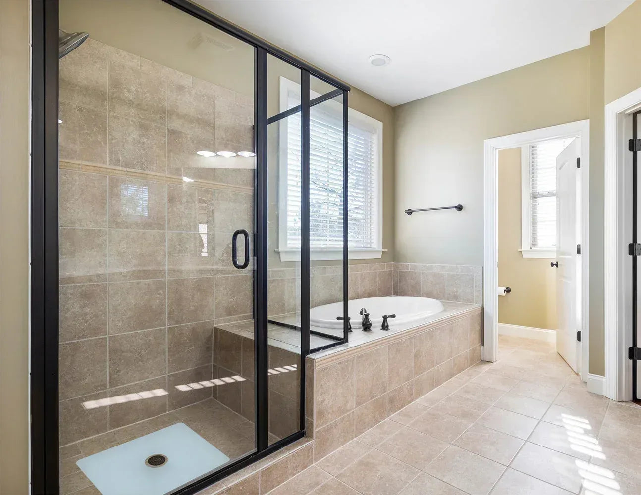 Shower Mat (w/ Drain Hole) - Kahuna Grip